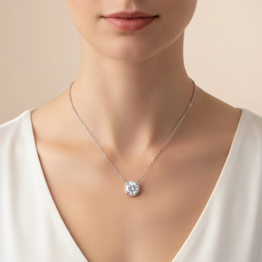 naszyjnik-halo-z-moissanitami-1ct-srebro-na-modelce-hariets.jpg