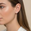 kolczyki-sztyfty-z-moissanitem-1ct-szlif-owalny-na-modelce-zloto-hariets.jpg