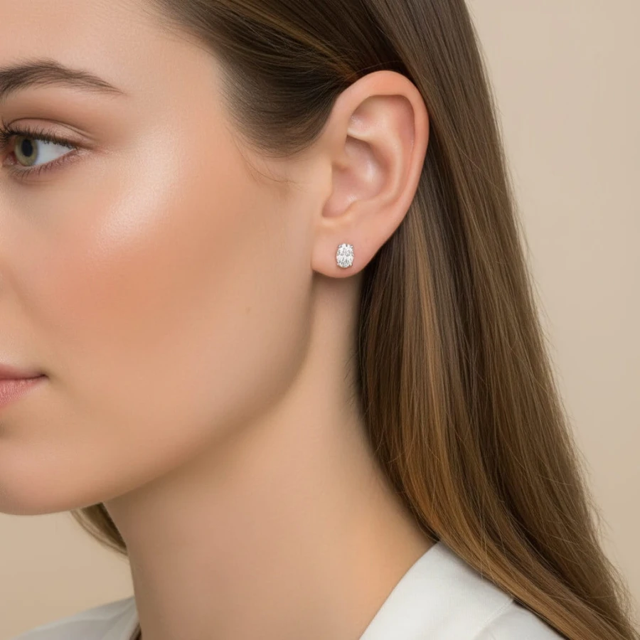 kolczyki-sztyfty-z-moissanitem-1ct-szlif-owalny-na-modelce-zloto-hariets.jpg