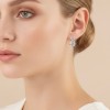 kolczyki-z-moissanitem-1ct-motyw-serca-wiszace-srebro-na-modelce-love-hariets.jpg