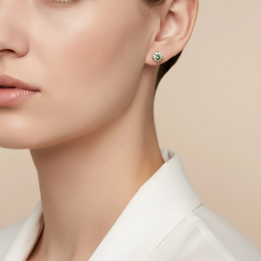 kolczyki-sztyfty-z-zielonym-moissanitem-1ct-srebro-na-modelce-hariets.jpg