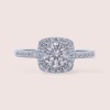 pierscionek-halo-moissanit-1ct-szlif-brylantowy-na-palcu-porownanie-srebro-elegance-hariets.jpg