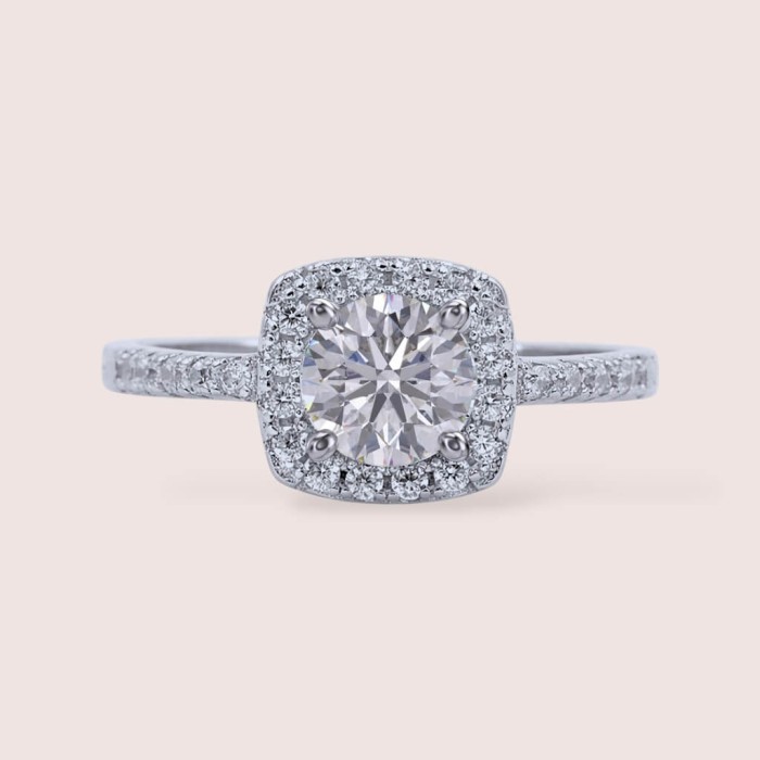 pierscionek-halo-moissanit-1ct-szlif-brylantowy-na-palcu-porownanie-srebro-elegance-hariets.jpg