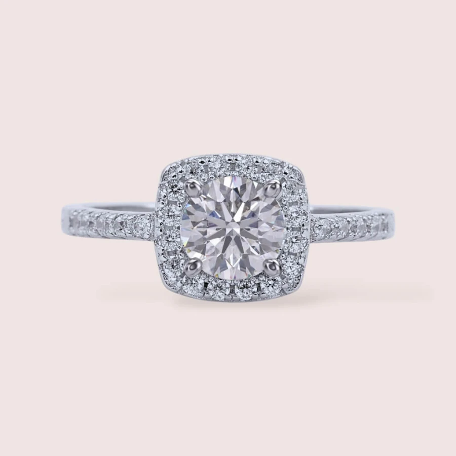 pierscionek-halo-moissanit-1ct-szlif-brylantowy-na-palcu-porownanie-srebro-elegance-hariets.jpg