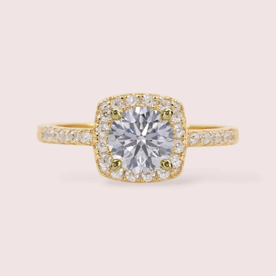 pierscionek-halo-moissanit-1ct-szlif-brylantowy-na-palcu-porownanie-srebro-pozlacane-elegance-hariets.jpg