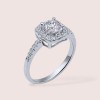 pierscionek-halo-moissanit-1ct-szlif-brylantowy-na-palcu-porownanie-srebro-bok-elegance-hariets.jpg