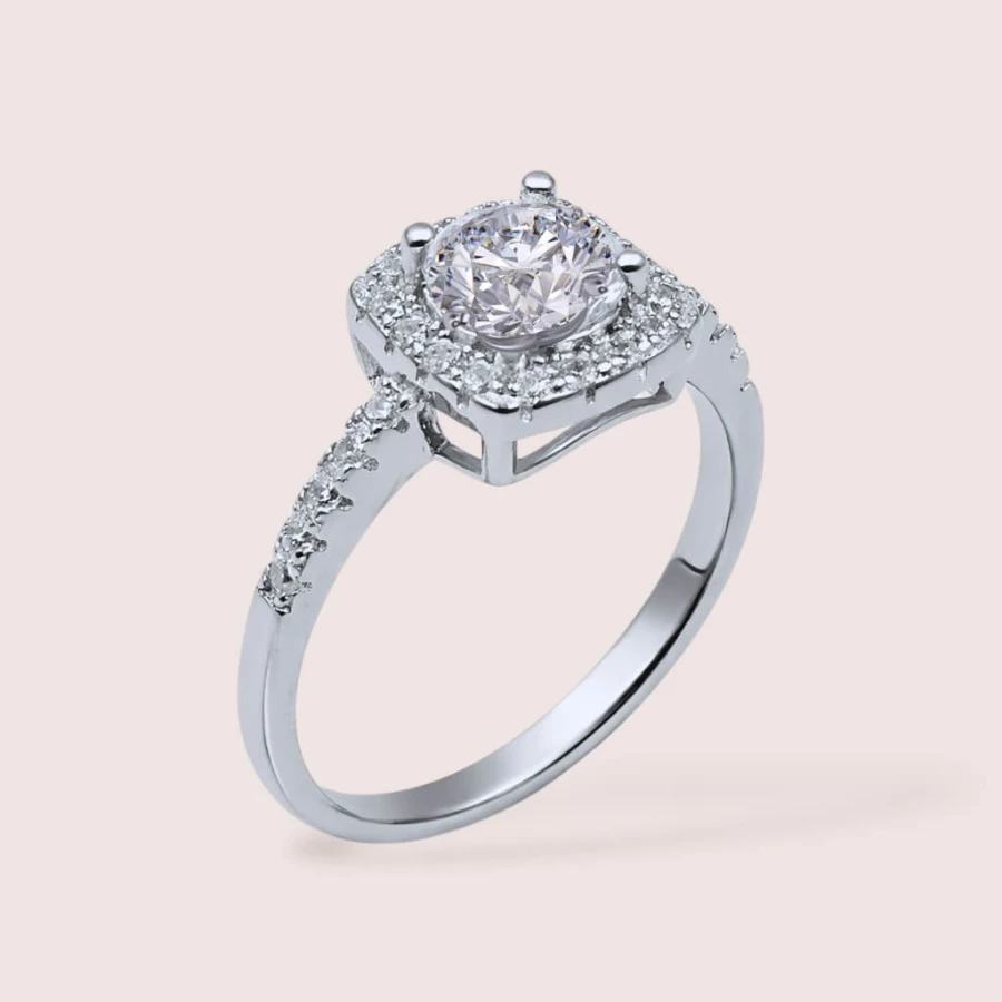 pierscionek-halo-moissanit-1ct-szlif-brylantowy-na-palcu-porownanie-srebro-bok-elegance-hariets.jpg