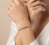bransoletka-tenisowa-z-moissanitami-2mm-bezel-srebro-na-modelce-hariets.jpg
