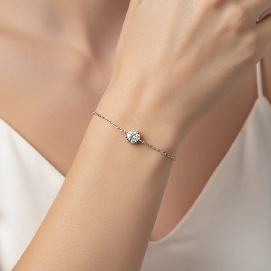 bransoletka-z-moissanitem-1ct-zloto-na-modelce-hariets.jpg