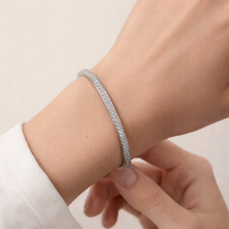 bransoletka-bangle-z-moissanitami-2mm-srebro-na-modelce-hariets.jpg