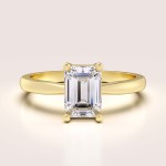 Pierścionek zaręczynowy z moissanitem w 24h szlif szmaragdowy – Rapture złoto 585