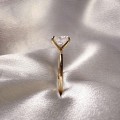 pierscionek-zareczynowy-solitaire-forever-moissanit-1_5ct-szlif-owalny-zblizenie-bok-zolte-zloto-hariets.jpg