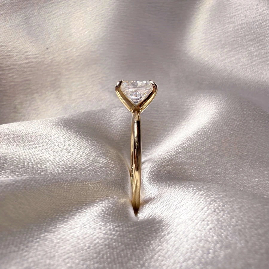 pierscionek-zareczynowy-solitaire-forever-moissanit-1_5ct-szlif-owalny-zblizenie-bok-zolte-zloto-hariets.jpg