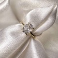 pierscionek-zareczynowy-solitaire-forever-moissanit-1_5ct-szlif-owalny-zblizenie-front-zolte-zloto-hariets.jpg