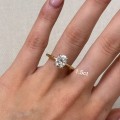 pierscionek-zareczynowy-solitaire-forever-moissanit-1_5ct-szlif-owalny-na-dloni-zolte-zloto-hariets.jpg