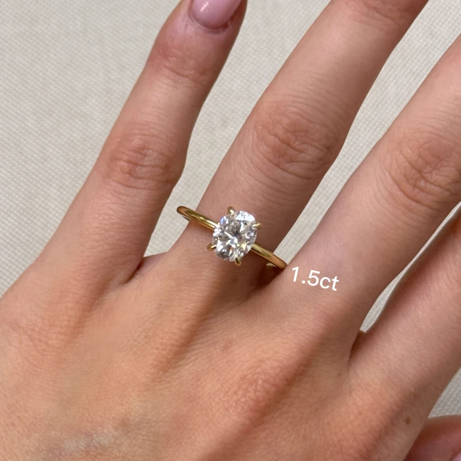 pierscionek-zareczynowy-solitaire-forever-moissanit-1_5ct-szlif-owalny-na-dloni-zolte-zloto-hariets.jpg