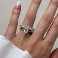 pierscionek-zareczynowy-solitaire-forever-moissanit-2ct-szlif-owalny-obraczka-na-dloni-zolte-zloto-hariets.jpg