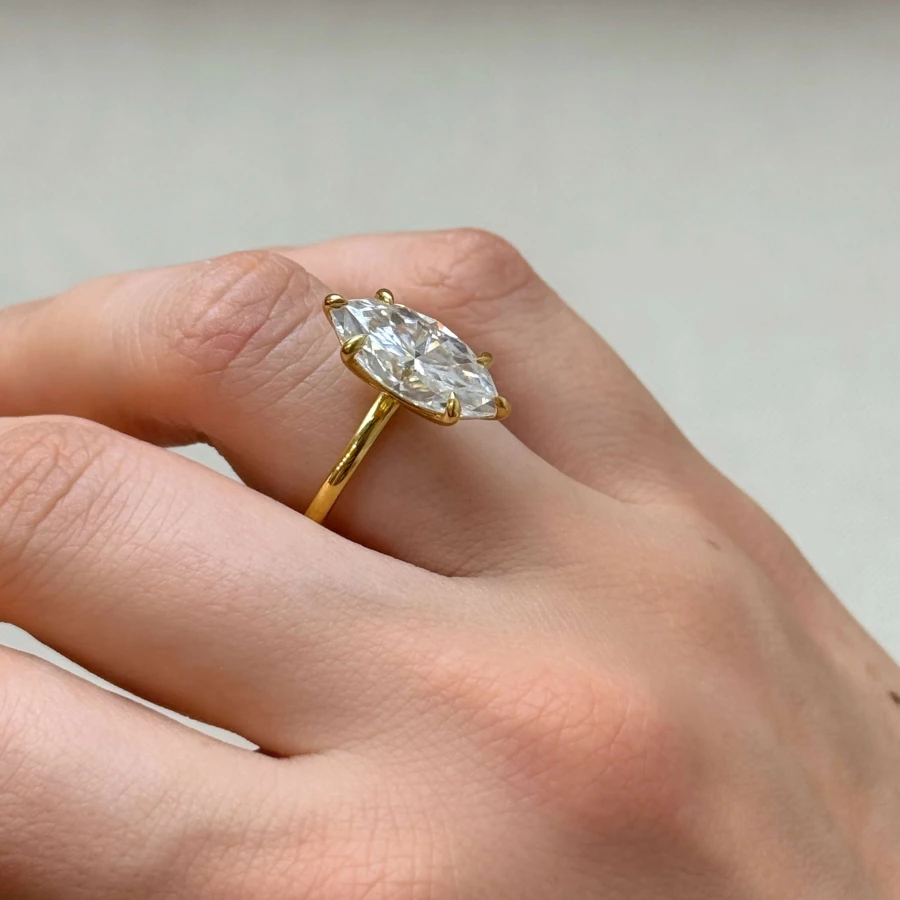 pierscionek-zareczynowy-moissanit-5ct-szlif-markiza-zolte-zloto-royal-stones-na-reku-bok-gigi-hariets.jpg