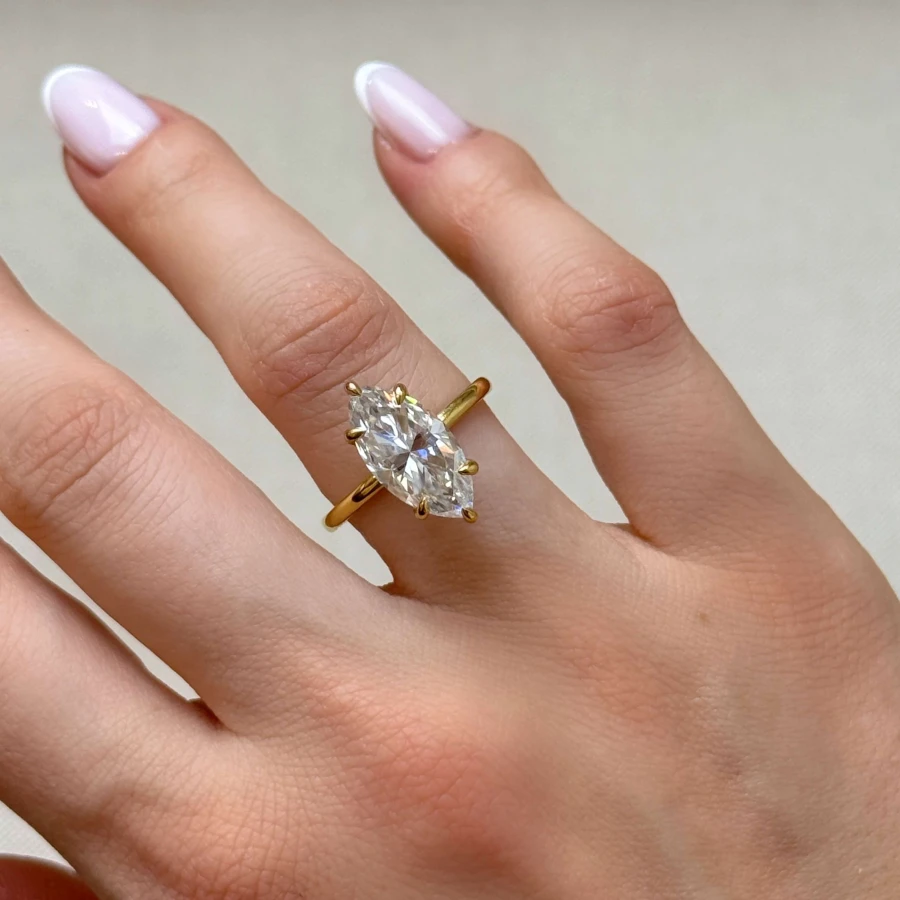 pierscionek-zareczynowy-moissanit-5ct-szlif-markiza-srebro-royal-stones-na-reku-gigi-hariets.jpg
