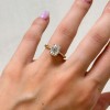 pierscionek-zareczynowy-ze-skrecona-szyna-moissanit-2ct-szlif-owalny-na-palcu-zolte-zloto-twisted-hariets.JPG