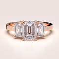 pierscionek-zareczynowy-trinity-moissanit-3ct-szlif-szmaragdowy-rozowe-zloto-envy-hariets.jpg