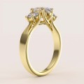 pierscionek-zareczynowy-trinity-z-moissanitami-szlif-owalny-1ct-bok-zolte-zloto-luminance-hariets.jpg