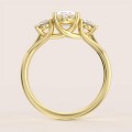 pierscionek-zareczynowy-trinity-z-moissanitami-szlif-owalny-1ct-front-zolte-zloto-luminance-hariets.jpg