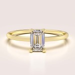 Pierścionek zaręczynowy w 24h z moissanitem szlif szmaragdowy – Petit: Finesse złoto 585