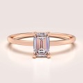 pierscionek-zareczynowy-petit-moissanit-0-5ct-szlif-szmaragdowy-rozowe-zloto-finesse-hariets.jpg