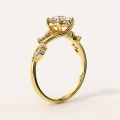 pierscionek-zareczynowy-moissanit-1ct-szlif-brylantowy-zolte-zloto-bok-fleur-hariets.jpg