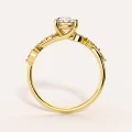 pierscionek-zareczynowy-moissanit-1ct-szlif-brylantowy-zolte-zloto-front-fleur-hariets.jpg