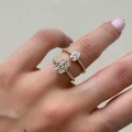 pierscionek-zareczynowy-halo-diament-laboratoryjny-1ct-szlif-owalny-zolte-zloto-na-palcu-porownanie-venice-hariets.jpg