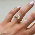 pierscionek-zareczynowy-solitaire-forever-moissanit-1_5ct-szlif-owalny-na-dloni-zolte-zloto-hariets.jpg