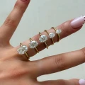 pierscionek-zareczynowy-solitaire-forever-diament-laboratoryjny-szlif-owalny-na-palcu-porownanie-bok-zolte-zloto-hariets.jpg