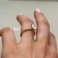 pierscionek-zareczynowy-solitaire-forever-diament-laboratoryjny-1_5ct-szlif-owalny-na-dloni-bok-zolte-zloto-hariets.jpg