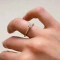 pierscionek-zareczynowy-halo-diament-laboratoryjny-03ct-szlif-brylantowy-zolte-zloto-na-palcu-bok-aurielle-hariets.jpg
