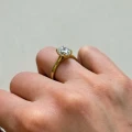 pierscionek-zareczynowy-solitaire-moissanit-2ct-szlif-owalny-zolte-zloto-na-palcu-bok-noelle-hariets.jpg