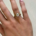 pierscionek-zareczynowy-solitaire-moissanit-2ct-szlif-owalny-hidden-halo-zolte-zloto-na-palcu-noelle-hariets.jpg