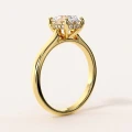pierscionek-zareczynowy-solitaire-moissanit-2ct-szlif-owalny-hidden-halo-zolte-zloto-bok-noelle-hariets.jpg
