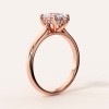 pierscionek-zareczynowy-solitaire-moissanit-2ct-szlif-owalny-hidden-halo-rozowe-zloto-bok-noelle-hariets.jpg