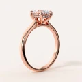 pierscionek-zareczynowy-solitaire-moissanit-2ct-szlif-owalny-hidden-halo-rozowe-zloto-bok-noelle-hariets.jpg