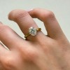 pierscionek-zareczynowy-solitaire-moissanit-2ct-szlif-owalny-hidden-halo-zolte-zloto-na-palcu-zblizenie-noelle-hariets.jpg