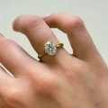 pierscionek-zareczynowy-solitaire-moissanit-2ct-szlif-owalny-hidden-halo-zolte-zloto-na-palcu-zblizenie-noelle-hariets.jpg