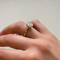 pierscionek-zareczynowy-solitaire-moissanit-2ct-szlif-owalny-hidden-halo-zolte-zloto-na-palcu-bok-noelle-hariets.jpg