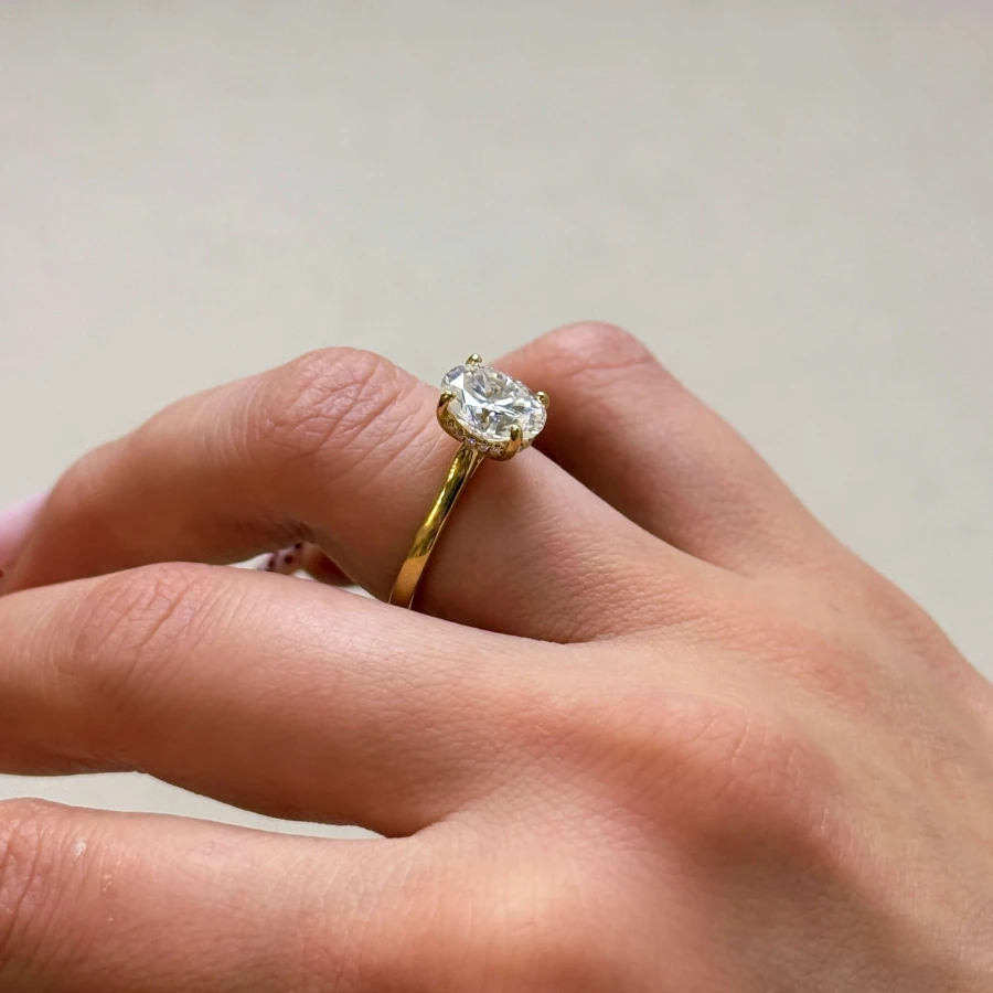 pierscionek-zareczynowy-solitaire-moissanit-2ct-szlif-owalny-hidden-halo-zolte-zloto-na-palcu-bok-noelle-hariets.jpg