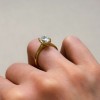 pierscionek-zareczynowy-solitaire-moissanit-2ct-szlif-owalny-hidden-halo-zolte-zloto-na-palcu-front-noelle-hariets.jpg