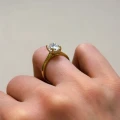 pierscionek-zareczynowy-solitaire-moissanit-2ct-szlif-owalny-hidden-halo-zolte-zloto-na-palcu-front-noelle-hariets.jpg