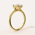 pierscionek-zareczynowy-solitaire-diament-laboratoryjny-2ct-szlif-owalny-zolte-zloto-bok-noelle-hariets.jpg