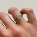 pierscionek-zareczynowy-solitaire-diament-laboratoryjny-2ct-szlif-owalny-zolte-zloto-na-palcu-zblizenie-noelle-hariets.jpg