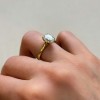pierscionek-zareczynowy-solitaire-diament-laboratoryjny-2ct-szlif-owalny-zolte-zloto-na-palcu-bok-noelle-hariets.jpg